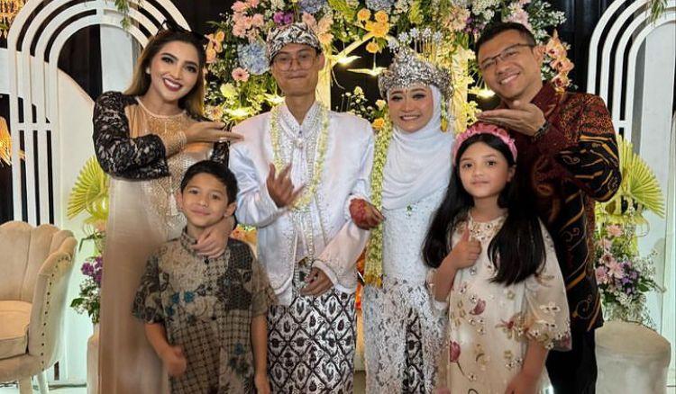 7 Potret Ashanty Kondangan ke Pernikahan Pengasuh Arsy, Makan Lahap Tuai Sorotan: Amplopnya Berapa?