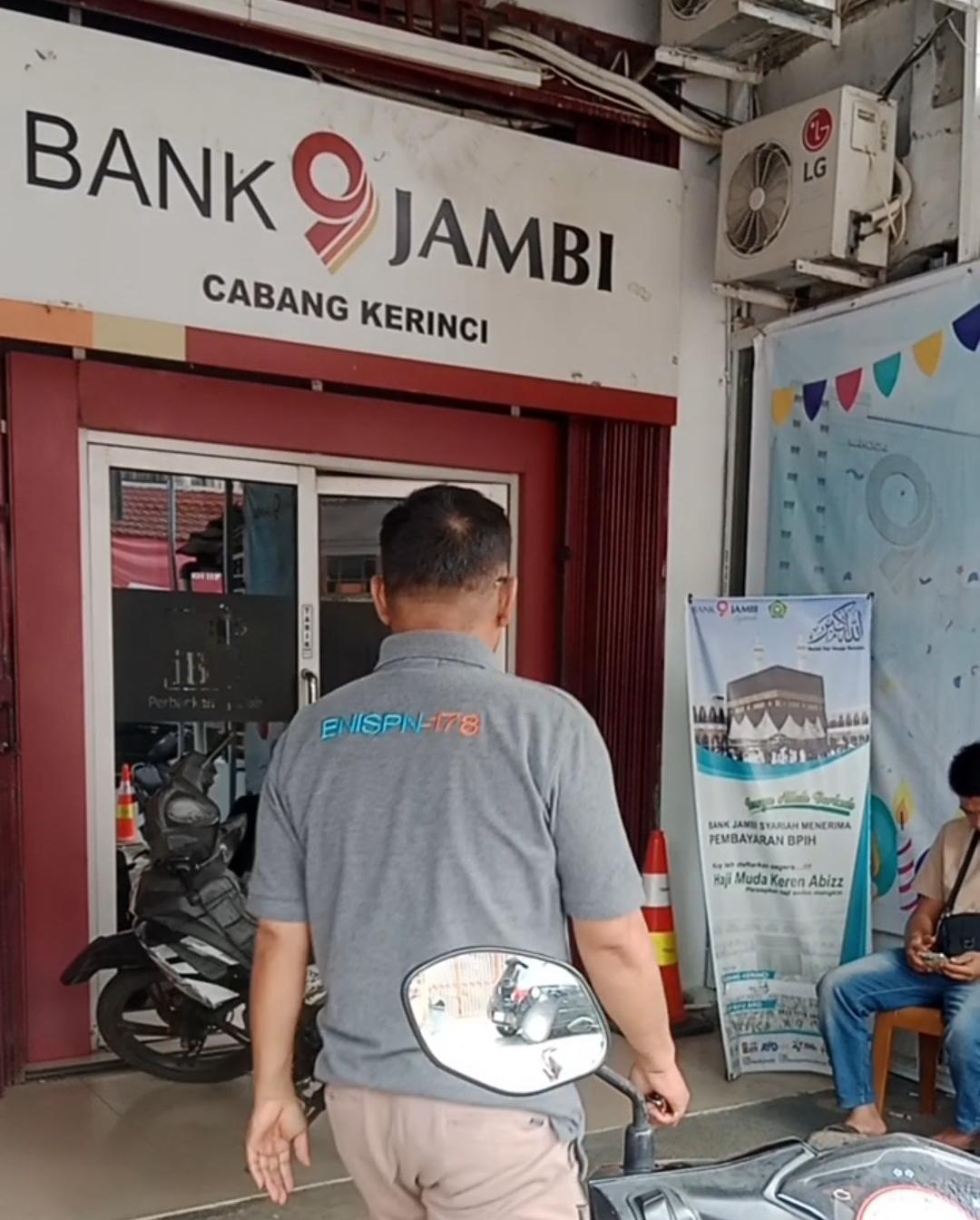 Antrean-dan-Transaksi-di-Bank-Jambi-Kerinci-Masih-Normal.jpg