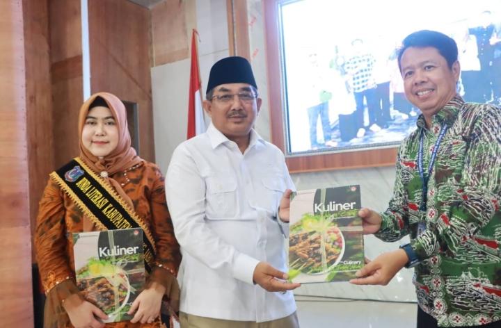 Anwar-Sadar-Luncurkan-Buku.jpg