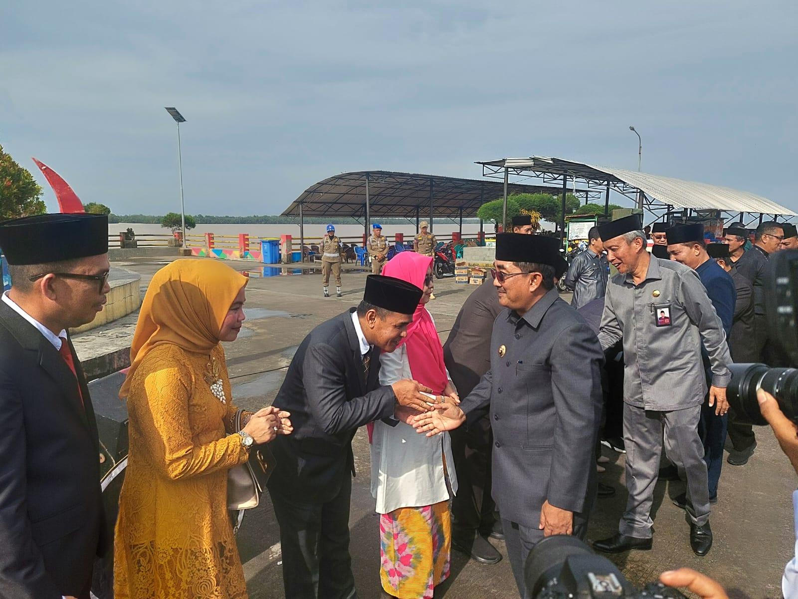 Tingkatkan UMKM, Bupati Tanjabbar Ajak Pejabat yang Baru Dilantik Traktir Warga Sekitar