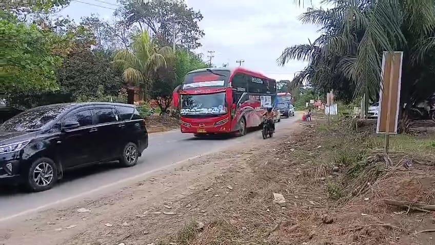 Arus Mudik di Jembatan Bailey Bungo Jambi, Kendaraan Antri dengan Sistem Buka Tutup