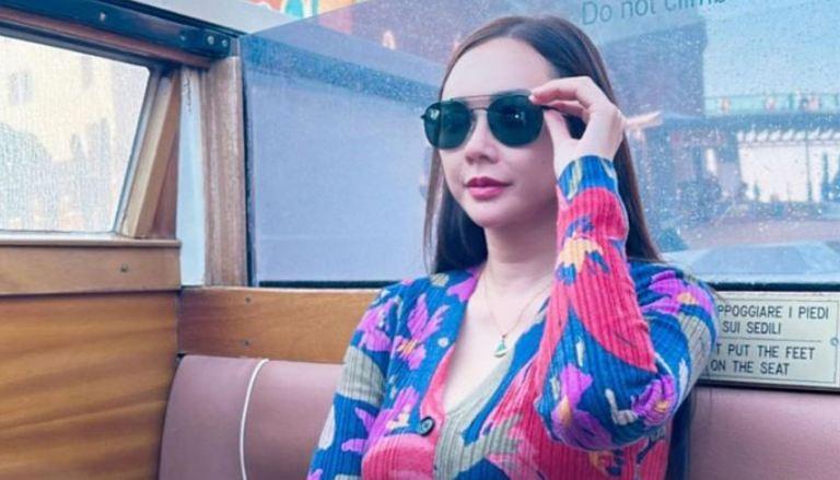 Janda Emang Menggoda, Pose Seksi Aura Kasih Pakai Dress Ketat Disorot Warganet: Aduh Neng Cantiknya