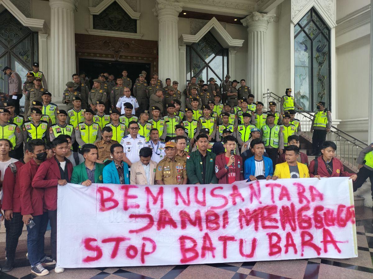 BEM Nusantara Unjuk Rasa di Kantor Gubernur Jambi Akhirnya Ditemui Asisten III, Ini Hasilnya