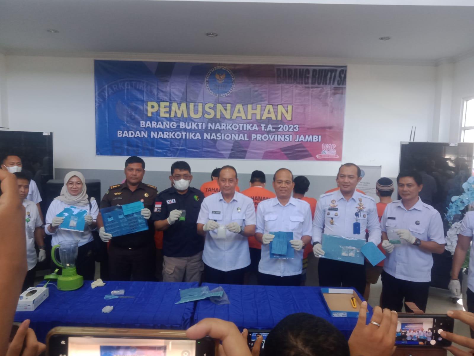 BNNP Jambi Musnahkan Sabu-sabu dan Pil Ekstasi dari 7 Tersangka