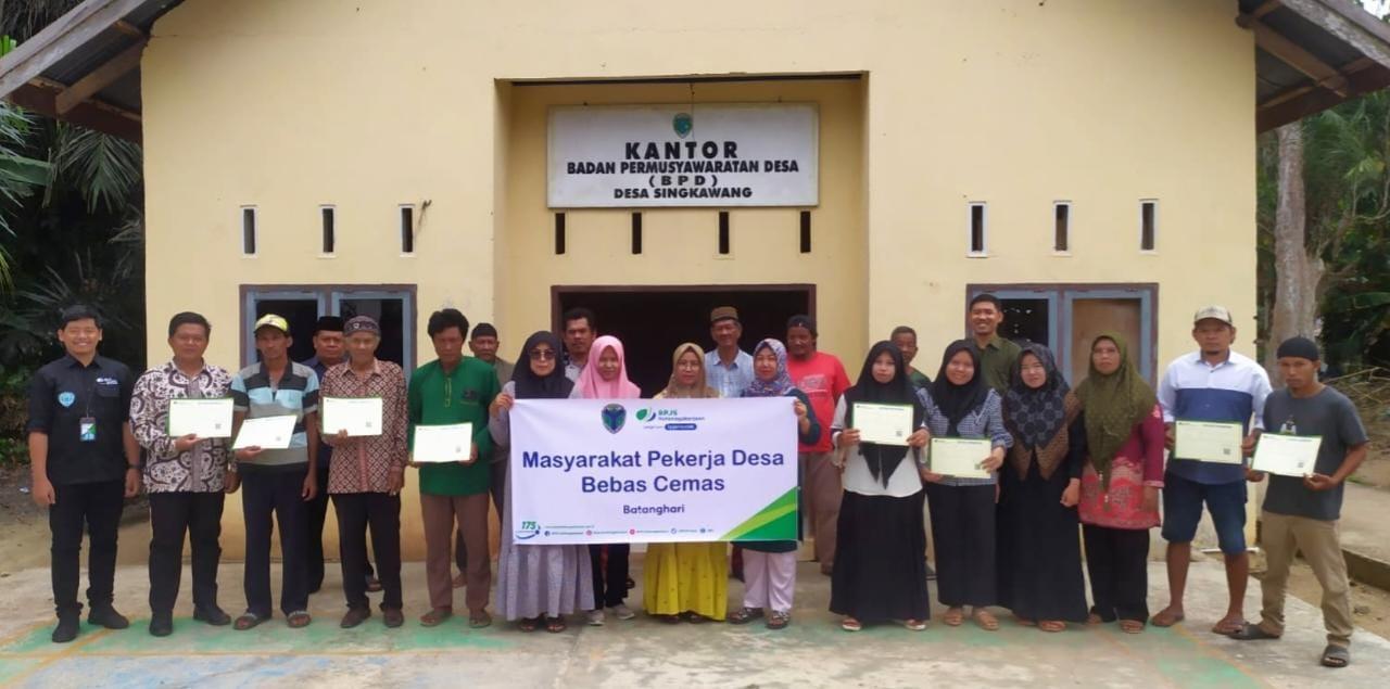 BPJS Ketenagakerjaan Serahkan Sertifikat dan Kartu untuk UMKM di Desa Singkawang Batanghari