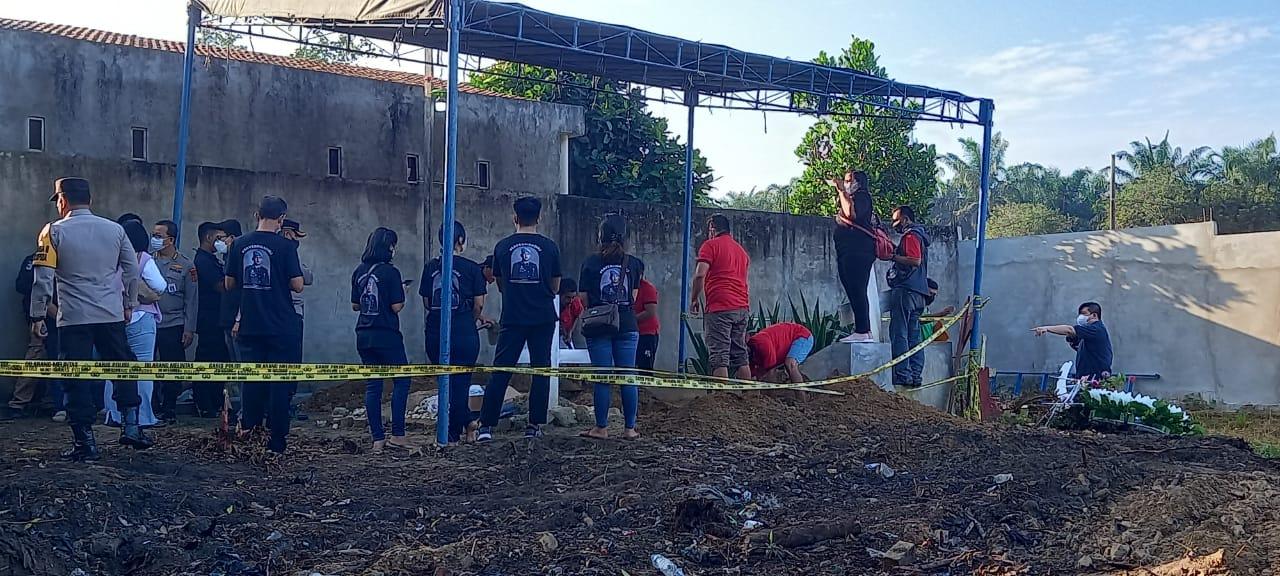 Autopsi Ulang Brigadir Yosua, Ibu dan Ayah Yosua Hadir Langsung di Pemakaman