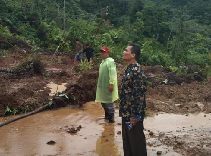 Bencana-tanah-longsor-yang-menutup-seluruh-badan-jalan-provinsi-di-Merangin.jpg