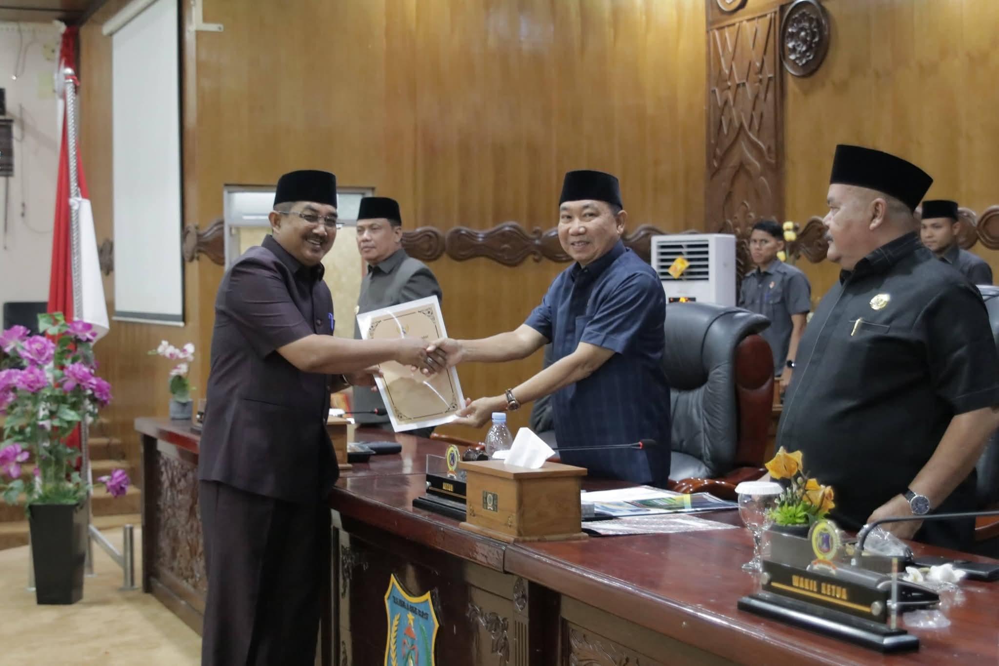 Bupati-Anwar-Sadat-menyampaikan-Nota-Pengantar-atas-dua-usulan.jpg
