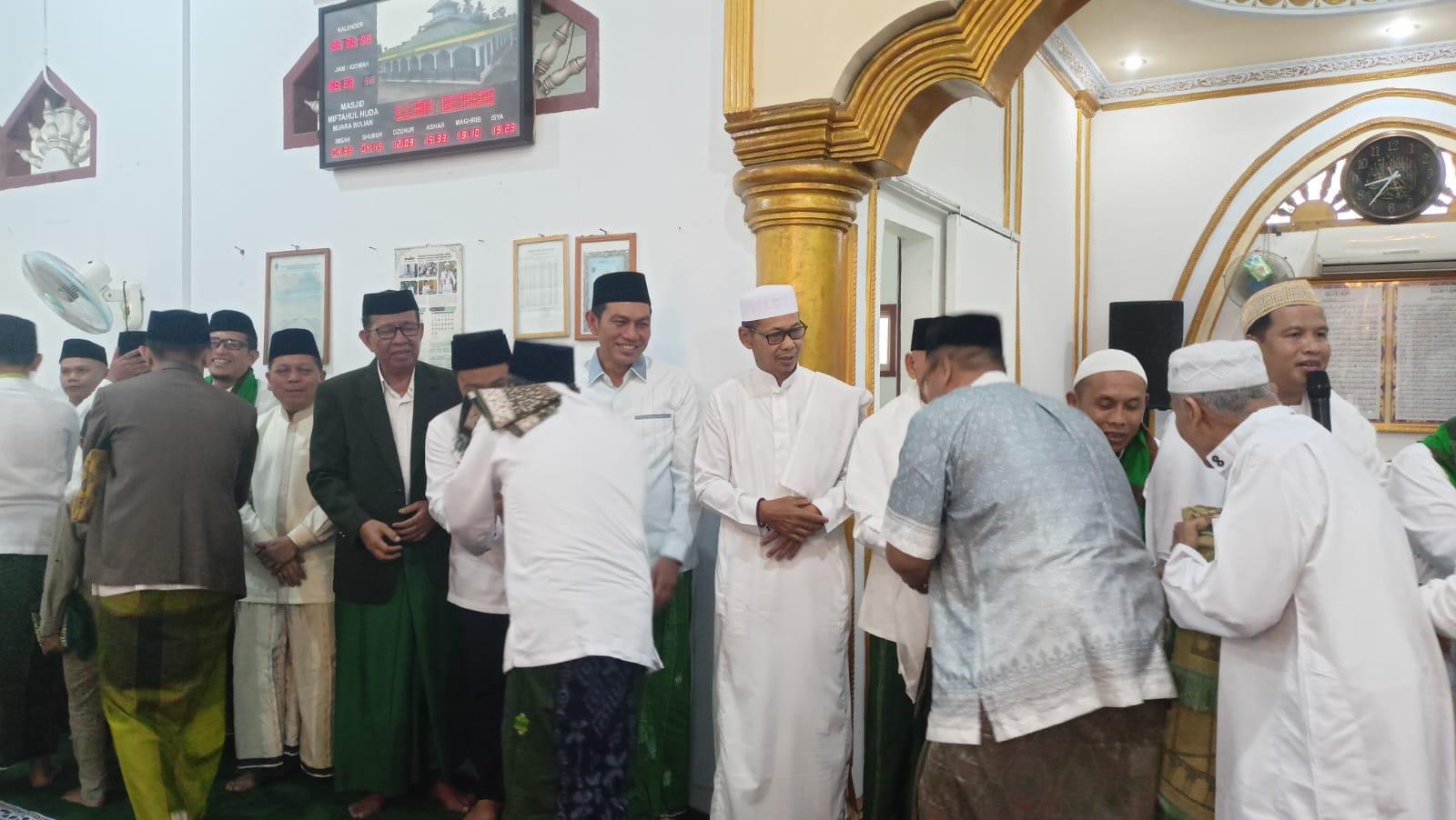 Usai Salat Idul Adha, Bupati Batang Hari Serahkan Seekor Sapi Kurban di Muara Bulian