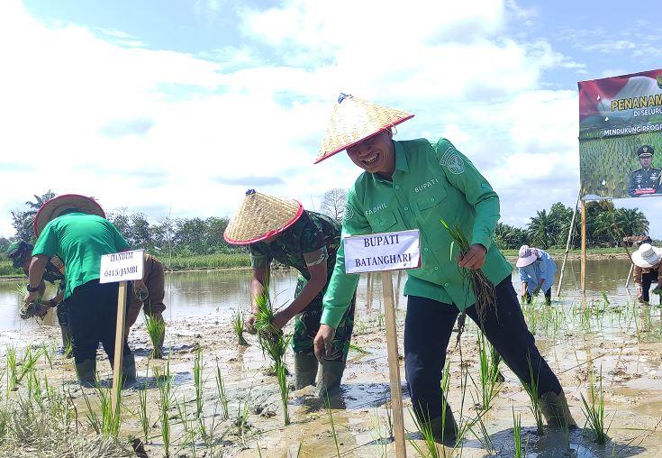 Bupati Batanghari Jambi Gelar Penanaman Padi Simbolis Serentak Se Provinsi