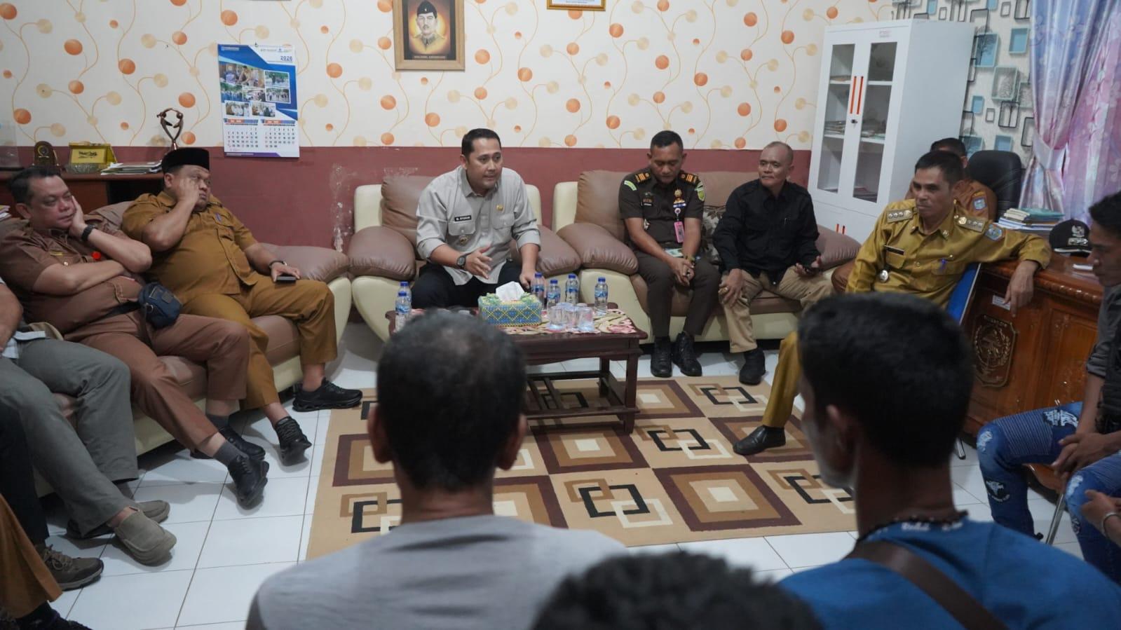 Bupati-Merangin-M-Syukur-menggelar-audiensi-langsung-bersama-delapan-Temenggung-SAD.jpg