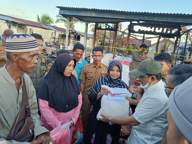 Bupati-Tanjabbar-Beri-Bantuan-Korban-Kebakaran-di-Kampung-Nelayan.jpg