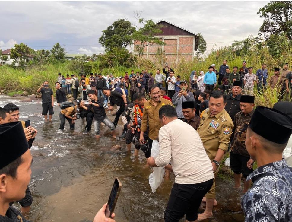 Bupati dan Gubernur Jambi Tempuh Jalan Terjal Demi Program Bunga Desa