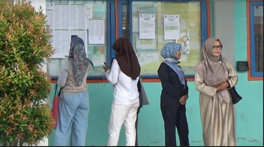 Antusias Calon Siswa Melihat PPDB di SMP N 2 Kuala Tungkal