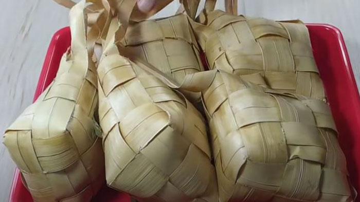 Cara Membuat Ketupat Agar Tidak Cepat Basi, Rendam Beras dalam Air Bersih Selama 3 Jam