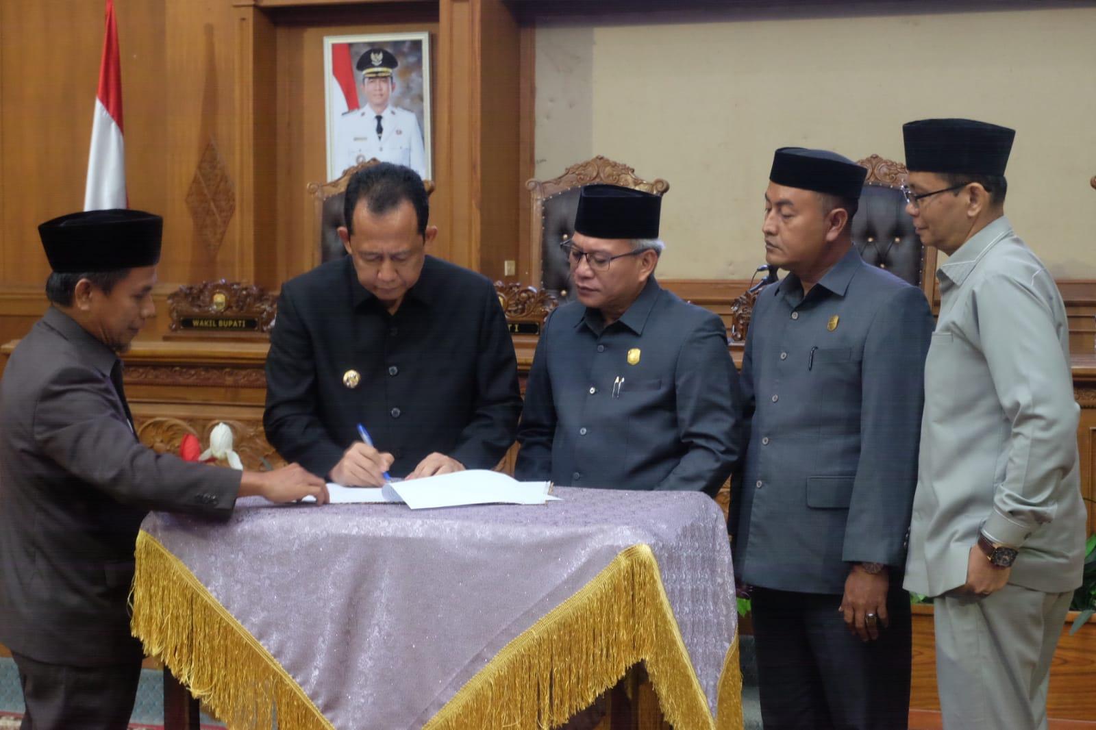 DPRD-Muaro-Jambi-resmi-mengesahkan-tujuh-Rancangan-Peraturan-Daerah.jpg