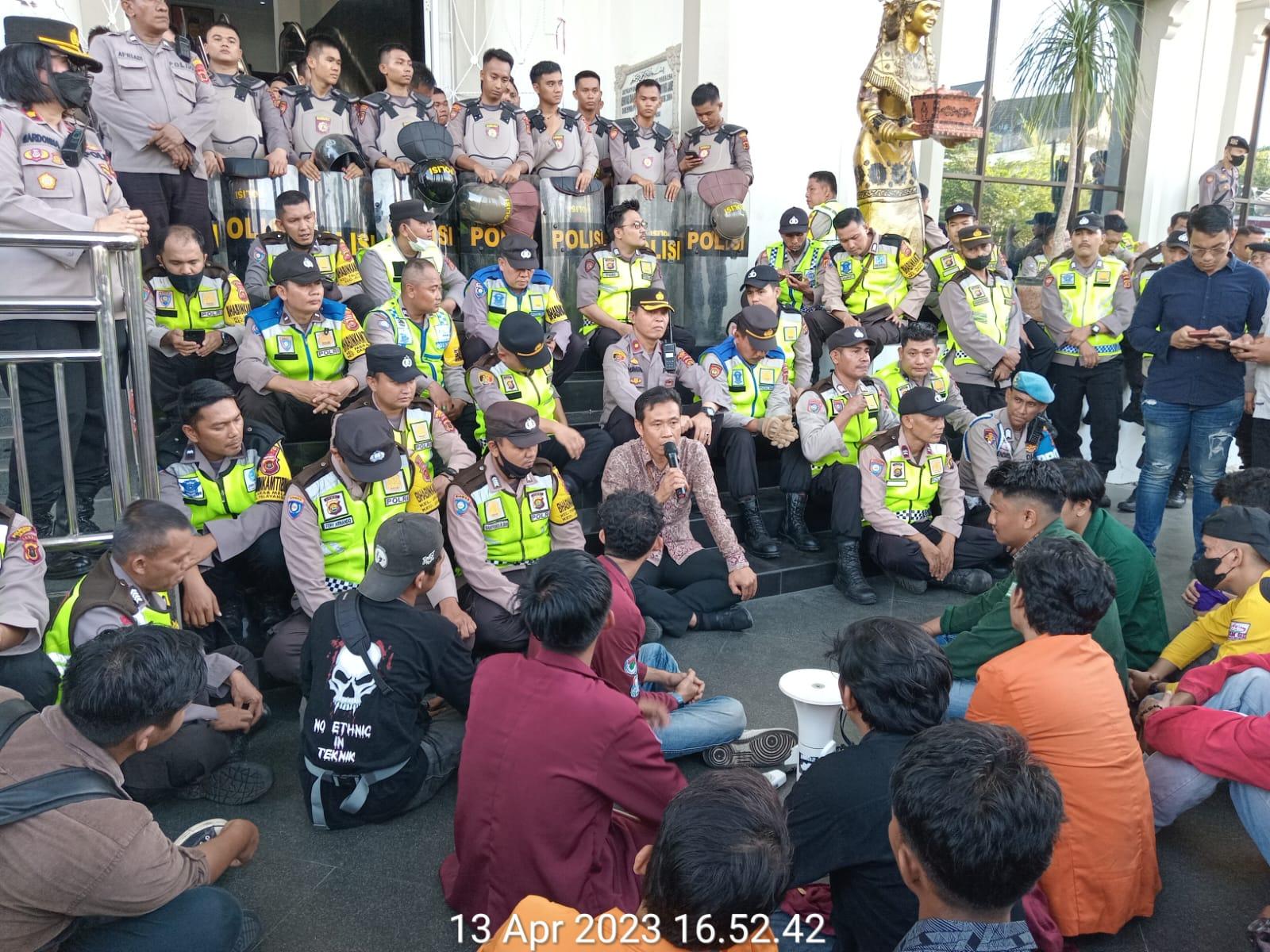 Ahmad Darmadi Sambut Mahasiswa Unjuk Rasa di DPRD Provinsi Jambi