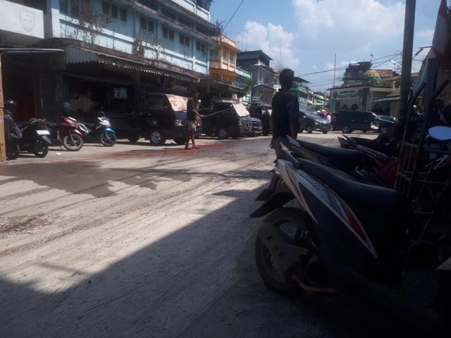 Atasi Persoalan Debu Proyek, Warga Sekitar Pasar Jambi Siram Jalan Pakai Alat Seadanya