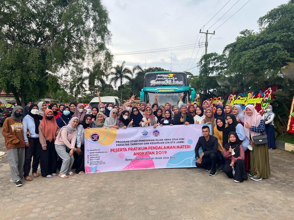 Dekan FTK Melepas Keberangkatan Prodi PIAUD UIN STS Jambi Praktikum ke UNP Padang