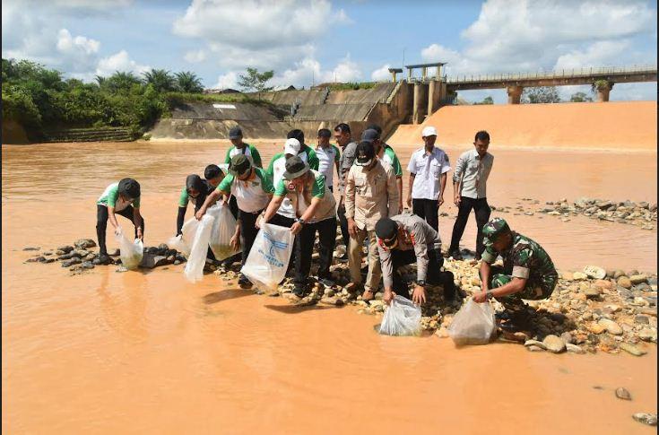 Deklarasikan Desa Anti PETI, PJ Bupati Sarolangun Taburkan Bibit Ikan di Sungai Limun