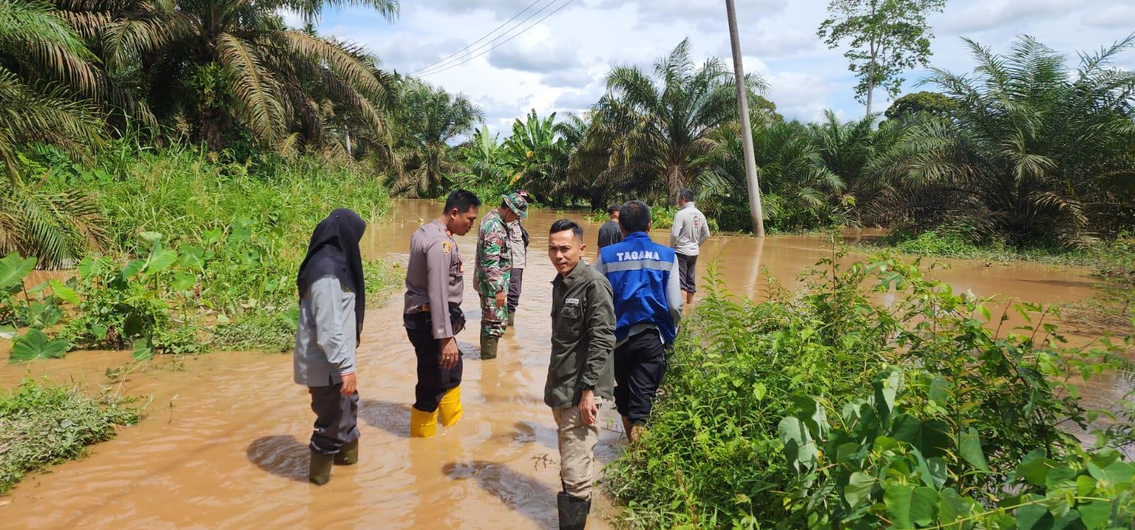 Banjir Sebabkan Akses Jalan Desa Pangkal Bulian-Kasang Melintang Sarolangun Terputus