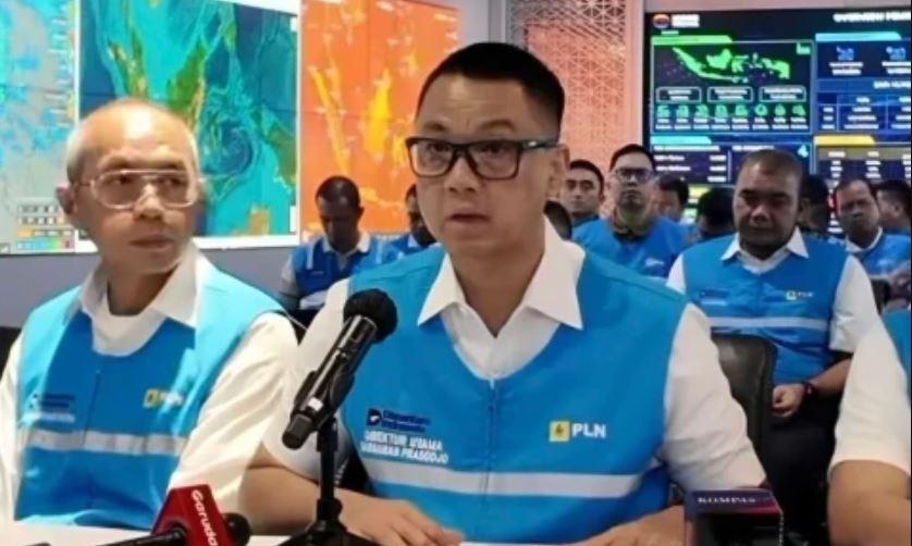 Direktur-Utama-PT-PLN-Persero-Darmawan-Prasodjo-tengah.jpg