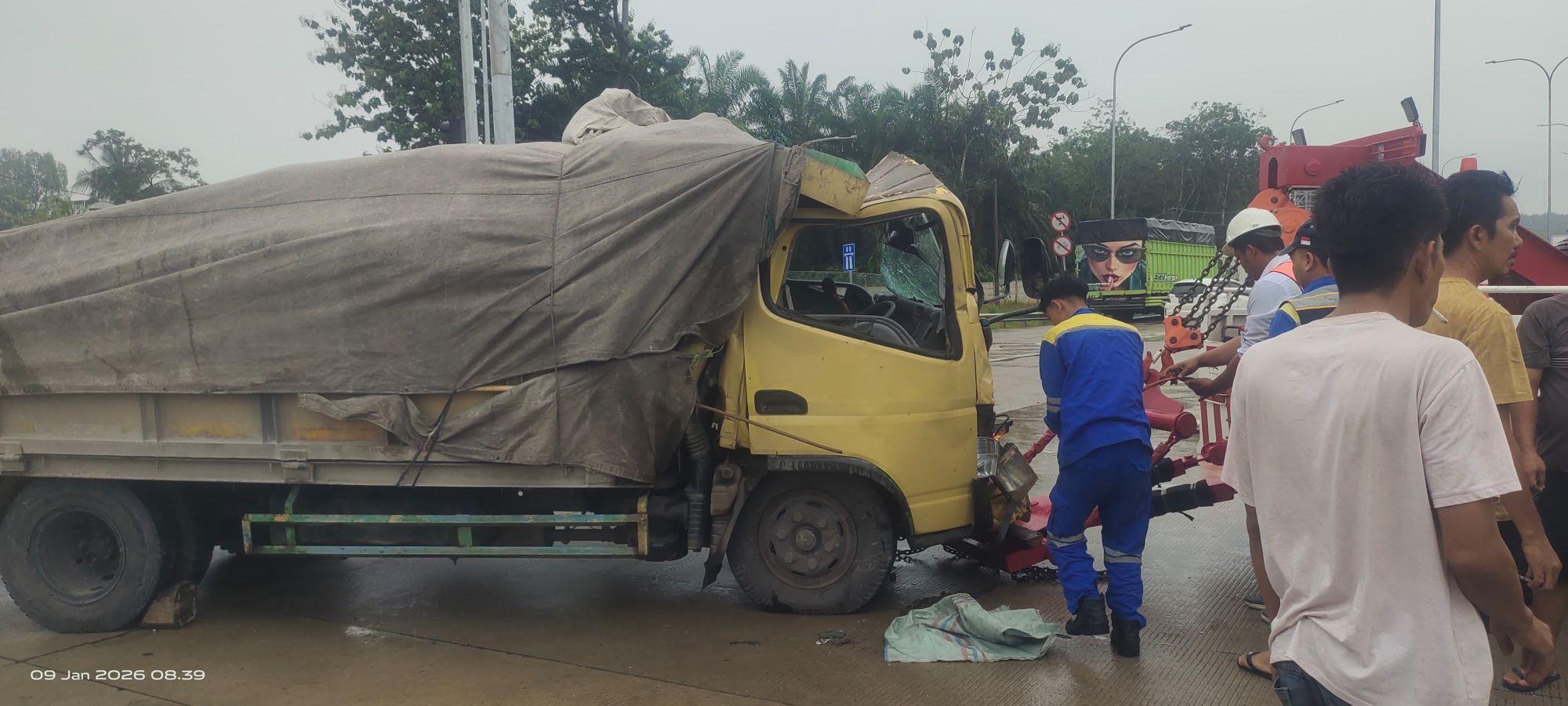 Truk Terobos Lampu Merah Hantam Truk yang akan Masuk Tol Pijoan Muaro Jambi