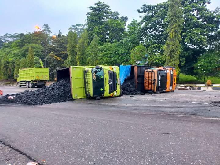 Dua-unit-truk-bermuatan-batubara-terguling.jpg