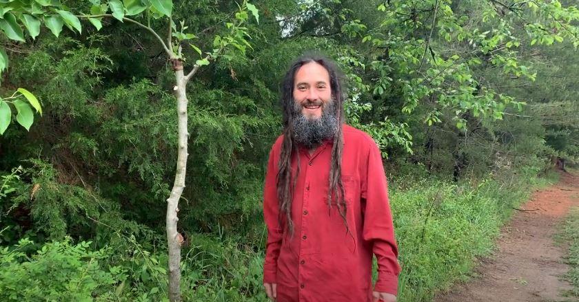 Unik, Pria ini Makan Daging Hewan yang Mati Tertabrak di Jalan