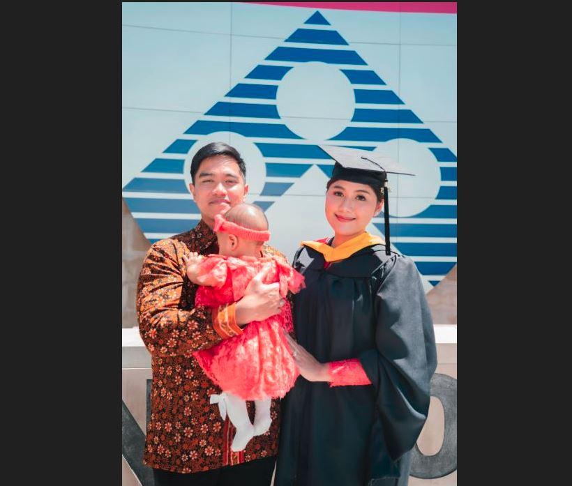 Erina-Gudono-Bagikan-Momen-Kelulusan-S2-di-University-of-Pennsylvania.jpg