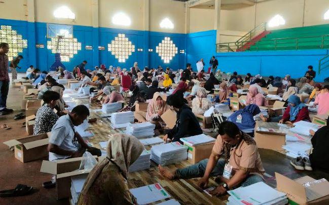 KPU Sarolangun Mulai Lipat Surat Suara Calon DPRD Kabupaten dan Provinsi