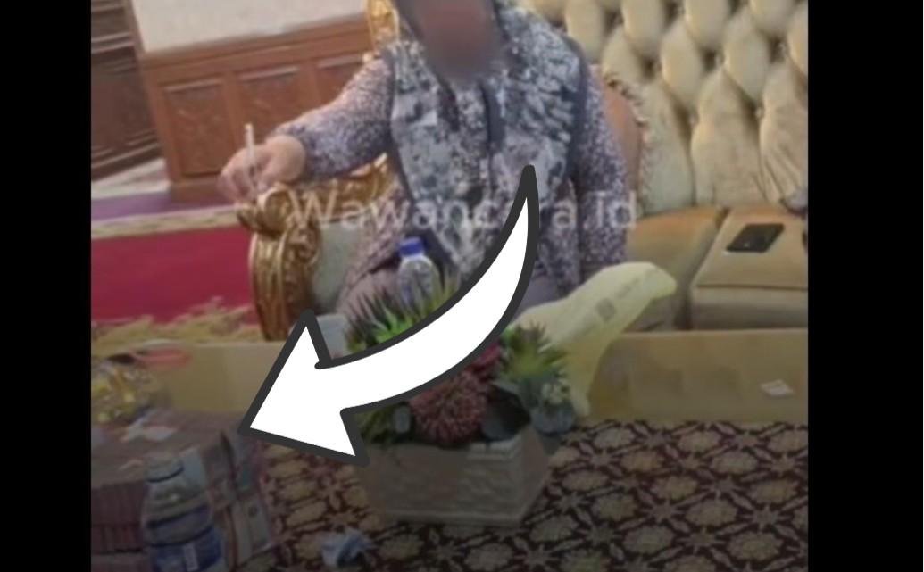 Foto-tumpukan-uang-Rp400-juta-tunai-senilai-Rp400-juta-di-Rumah-Dinas-Gubernur-Jambi.jpg