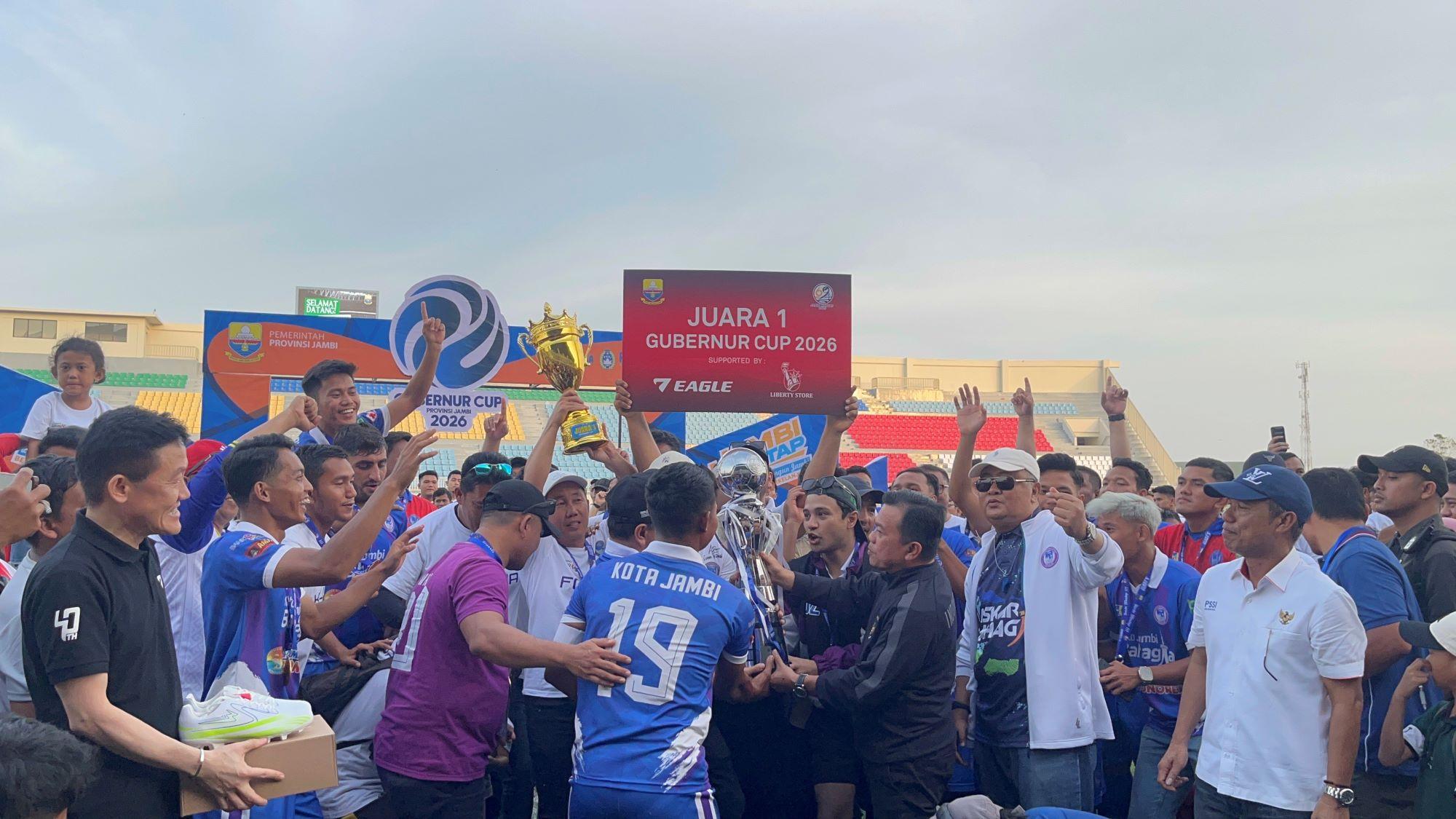 GUBERNUR-CUP-Gubernur-Jambi-Al-Haris-memberikan-selamat-pada-kesebelasan.jpg