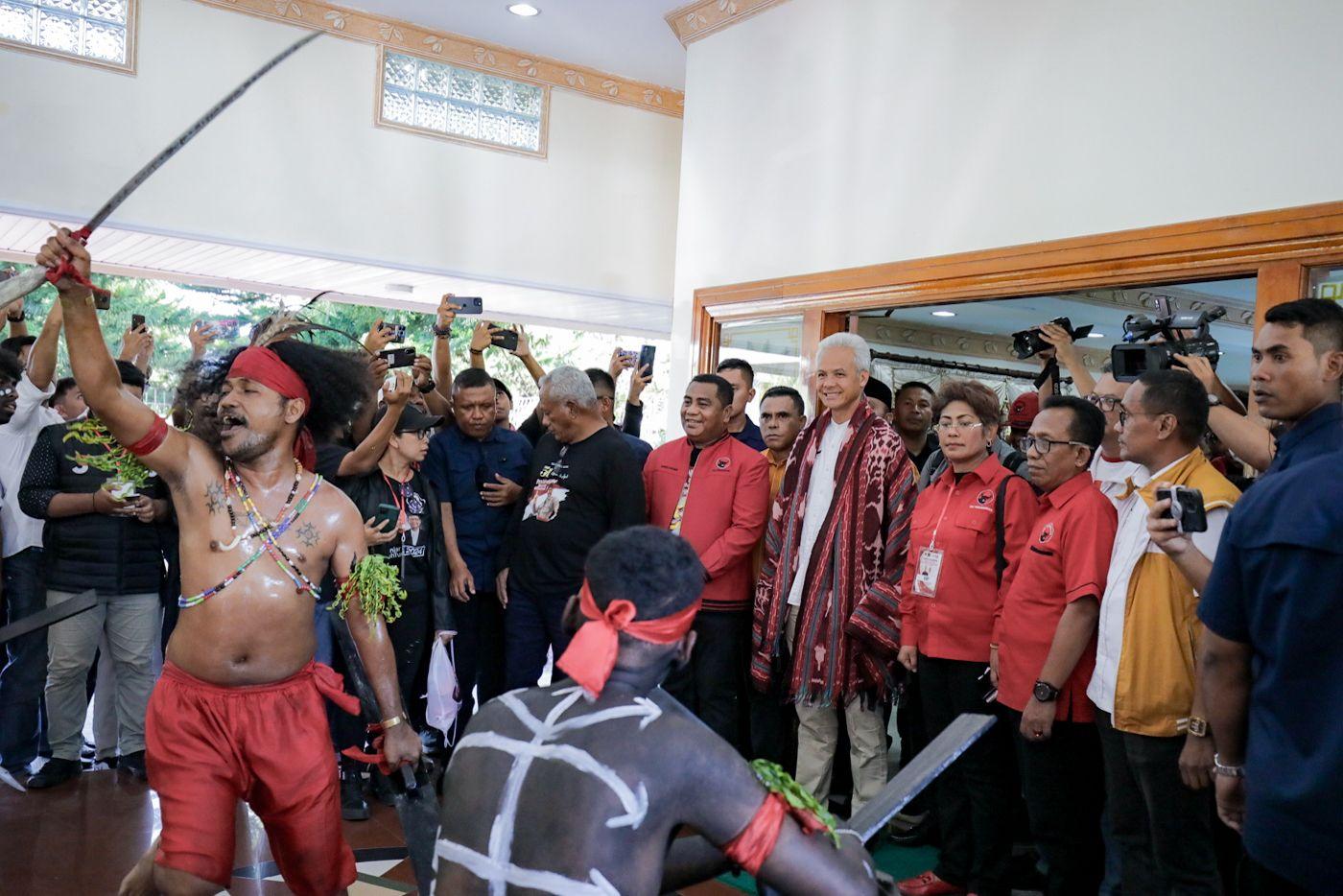 Antusias, Warga Maluku Sambut Ganjar dengan Tari Cakalele