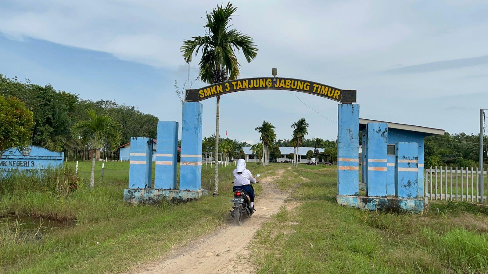 Gapura-SMK-Negeri-3-Tanjung-Jabung-Timur-di-Kecamatan-Berbak.jpg