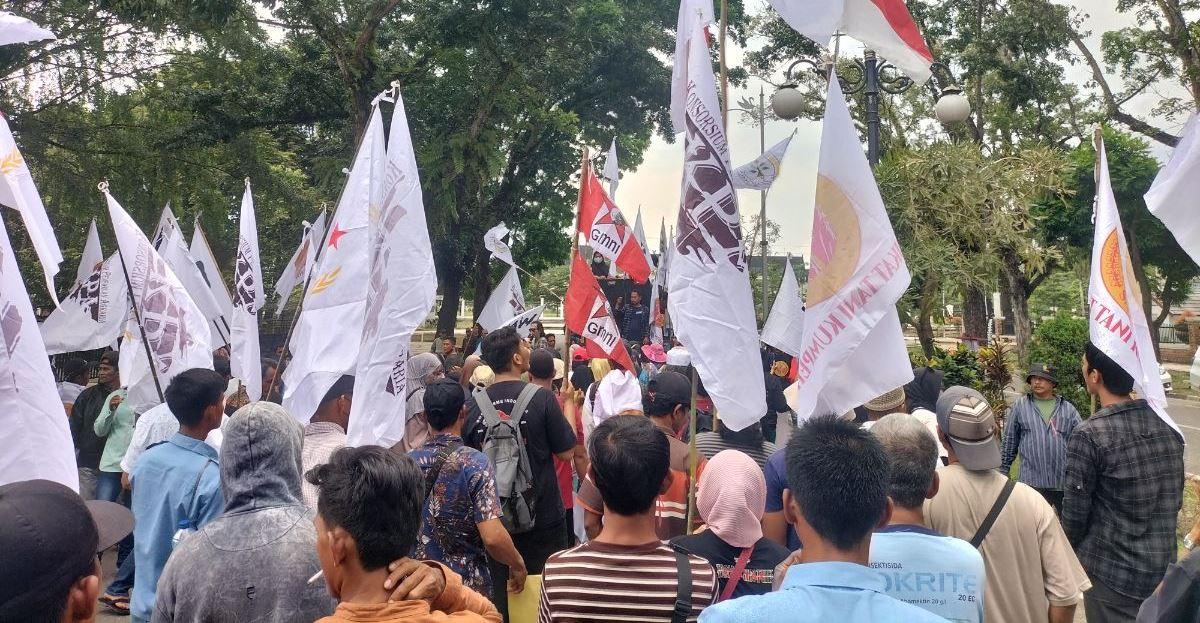 BREAKING NEWS Ratusan Massa Unjuk Rasa di Kantor DPRD Jambi, Tolak Perpu UU Cipta Kerja