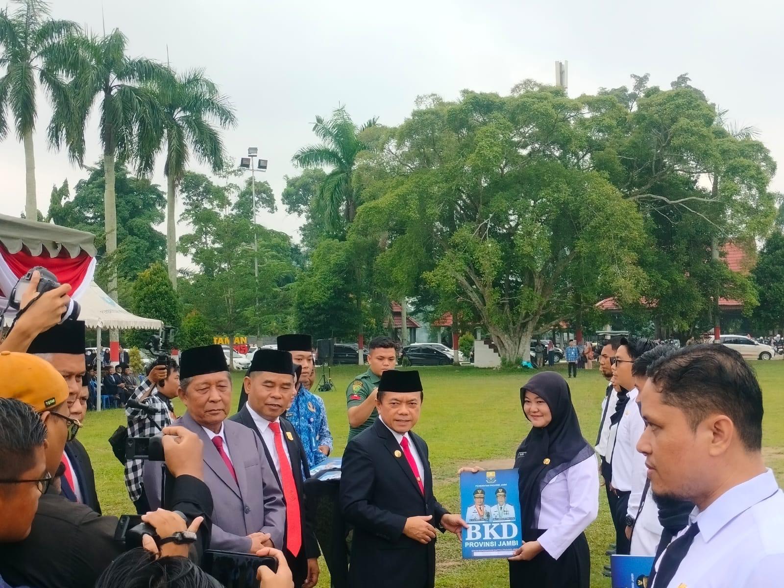 Gubernur-Jambi-Al-Haris-Serahkan-1860-SK-PPPK-Hasil-Seleksi-2023.jpg