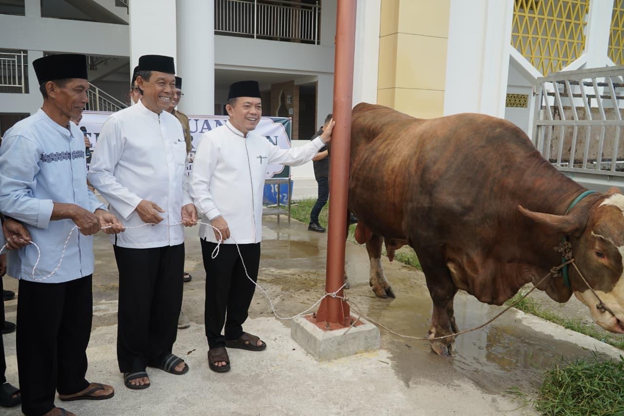 Gubernur-Jambi-Al-Haris-menyerahkan-secara-simbolis-bantuan.jpg