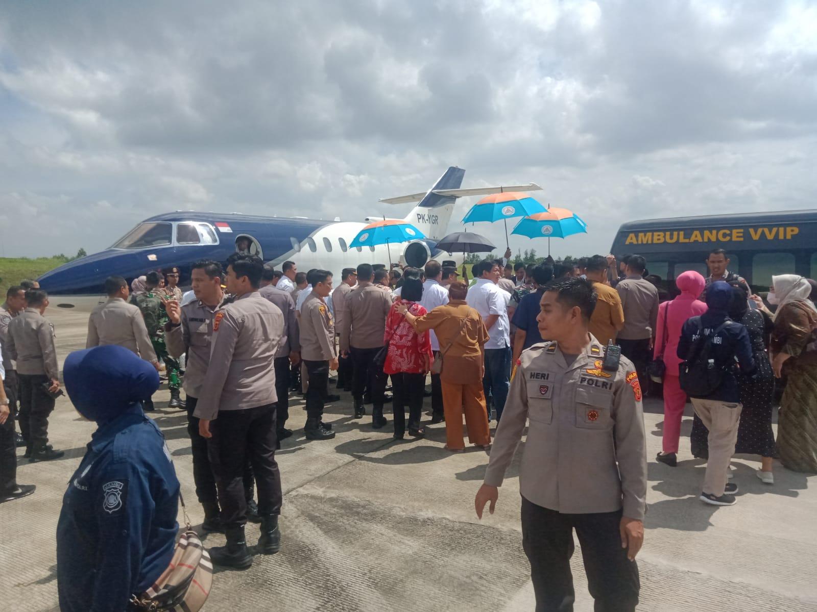 Gunakan-Pesawat-Hawker-800-XP-Kapolda-Jambi-dan-Ajudan-Diterbangkan-ke-Jakarta.jpg