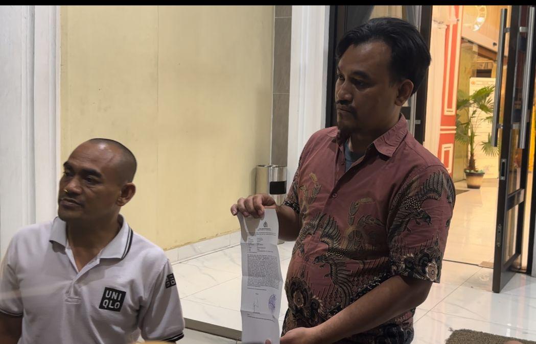 Guru-SMKN-3-Berbak-Agus-Saputra-melapor-ke-Polda-Jambi.jpg
