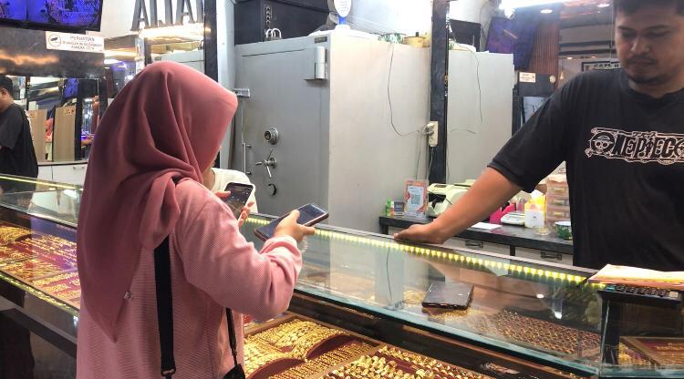 Harga-Emas-di-Pasar-Kramat-Tinggi-Jambi-Turun.jpg