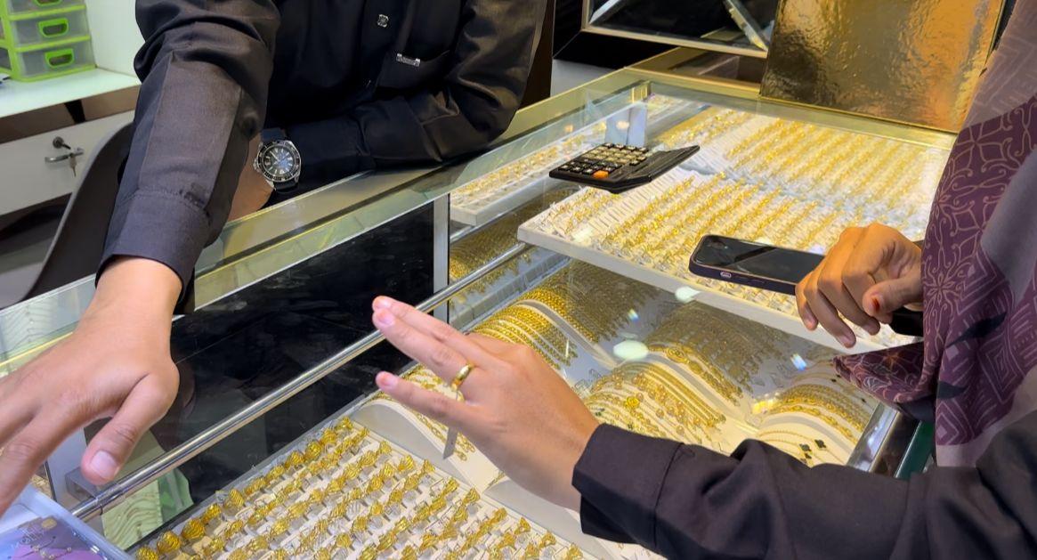 Harga-emas-perhiasan-logam-mulia-di-Kota-Jambi-tembus-di-harga.jpg
