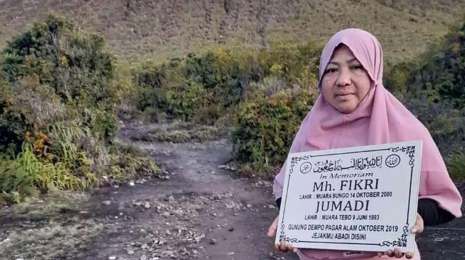 Hasna-Abdul-Hamid-52-melangkahkan-kaki-perlahan-namun-pasti-di-Gunung-Dempo.jpg