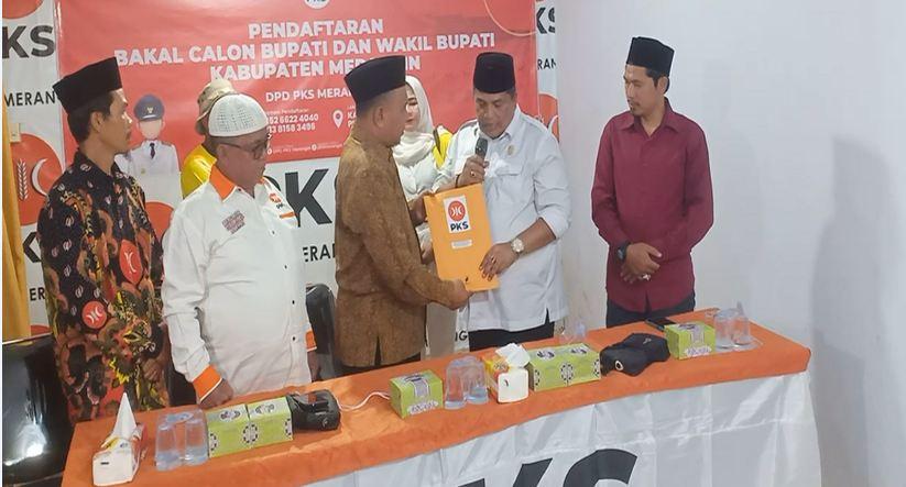 Herman Effendi Ketua DPRD Merangin Jambi Kembalikan Formulir Penjaringan Calon Ke Partai PKS