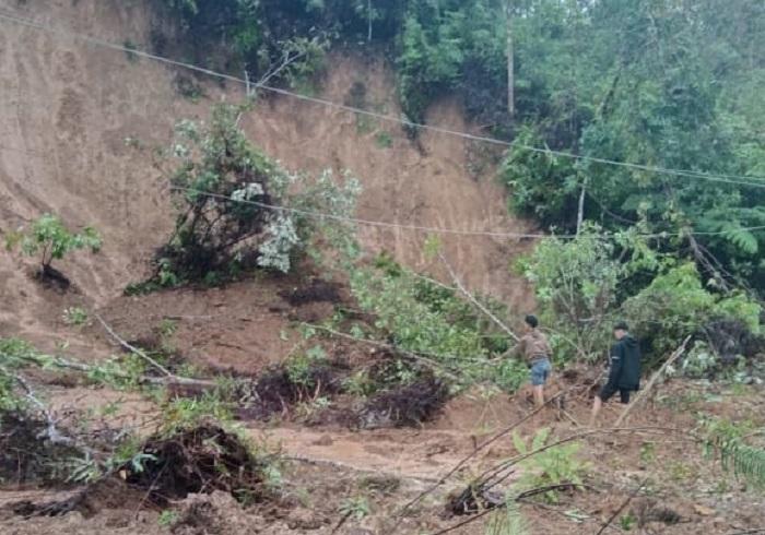Hujan-deras-yang-mengguyur-Merangin-menyebabkan-tanah-longsor.jpg