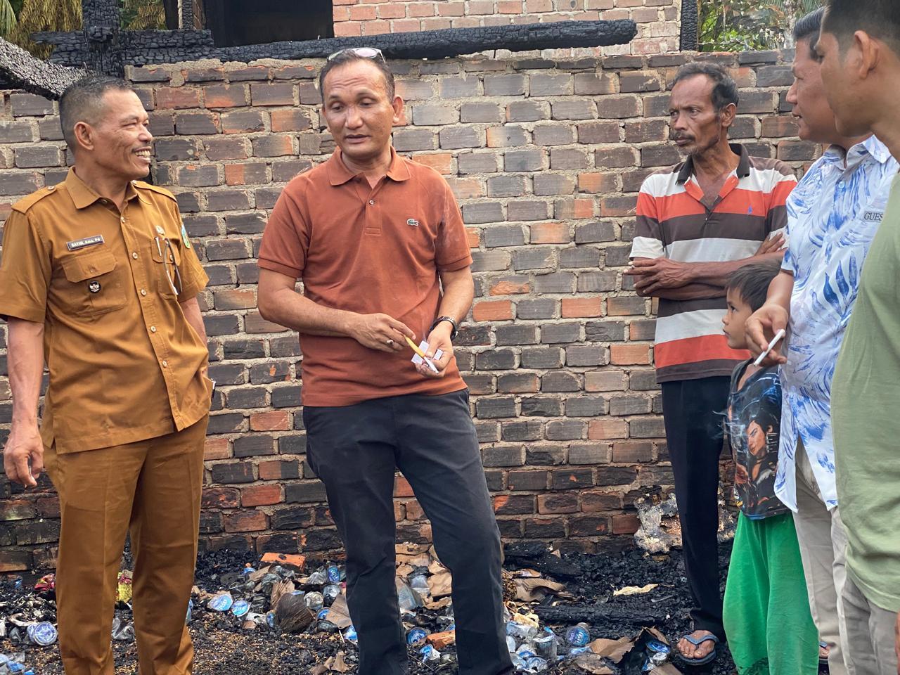 Usai Deklarasi Bacabub Sarolangun, Hurmin Tancap Gas Beri Bantuan Kebakaran di Limun