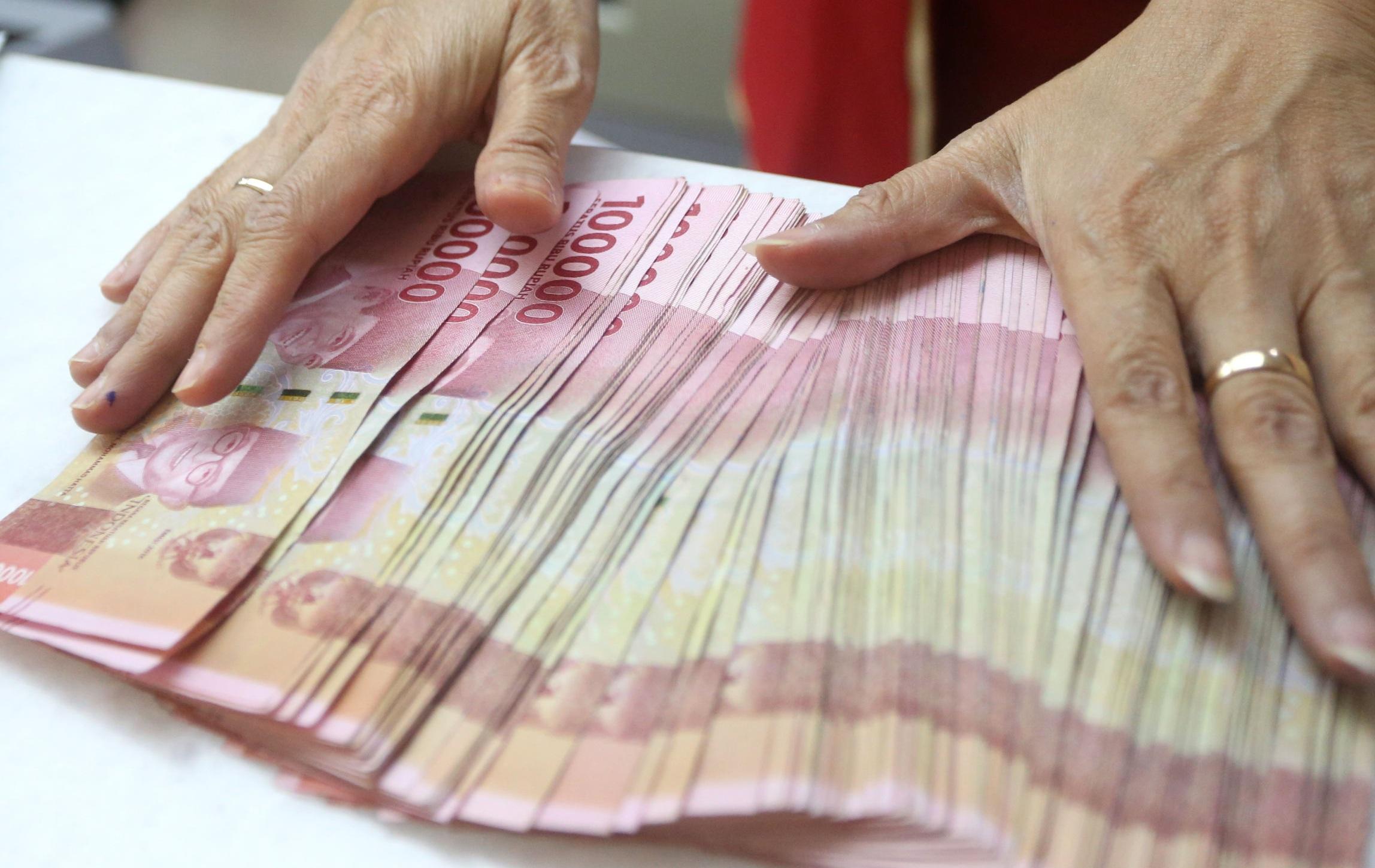 ILUSTRASI-mata-uang-rupiah-pecahan-seratus-ribuan.jpg