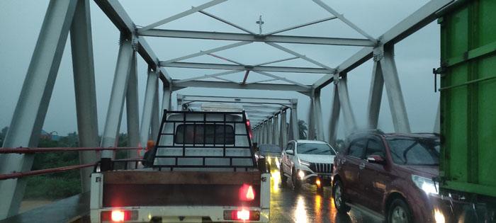 Minggu Sore Arus Lalu lintas di Kawasan Jembatan Aurduri Satu Kota Jambi Macet Total