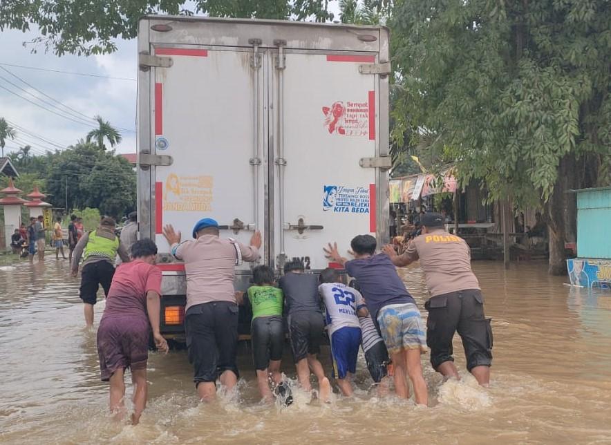 Jalan-Lintas-Timur-JambiRiau-tergenang.jpg
