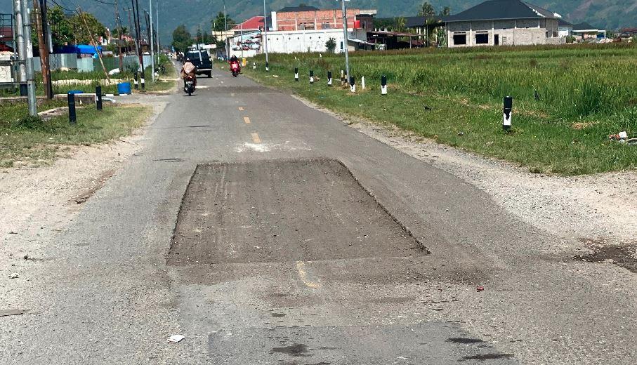 Jalan-Nasional-di-Depan-Bandara-Kerinci-Jambi-Makan-Korban.jpg